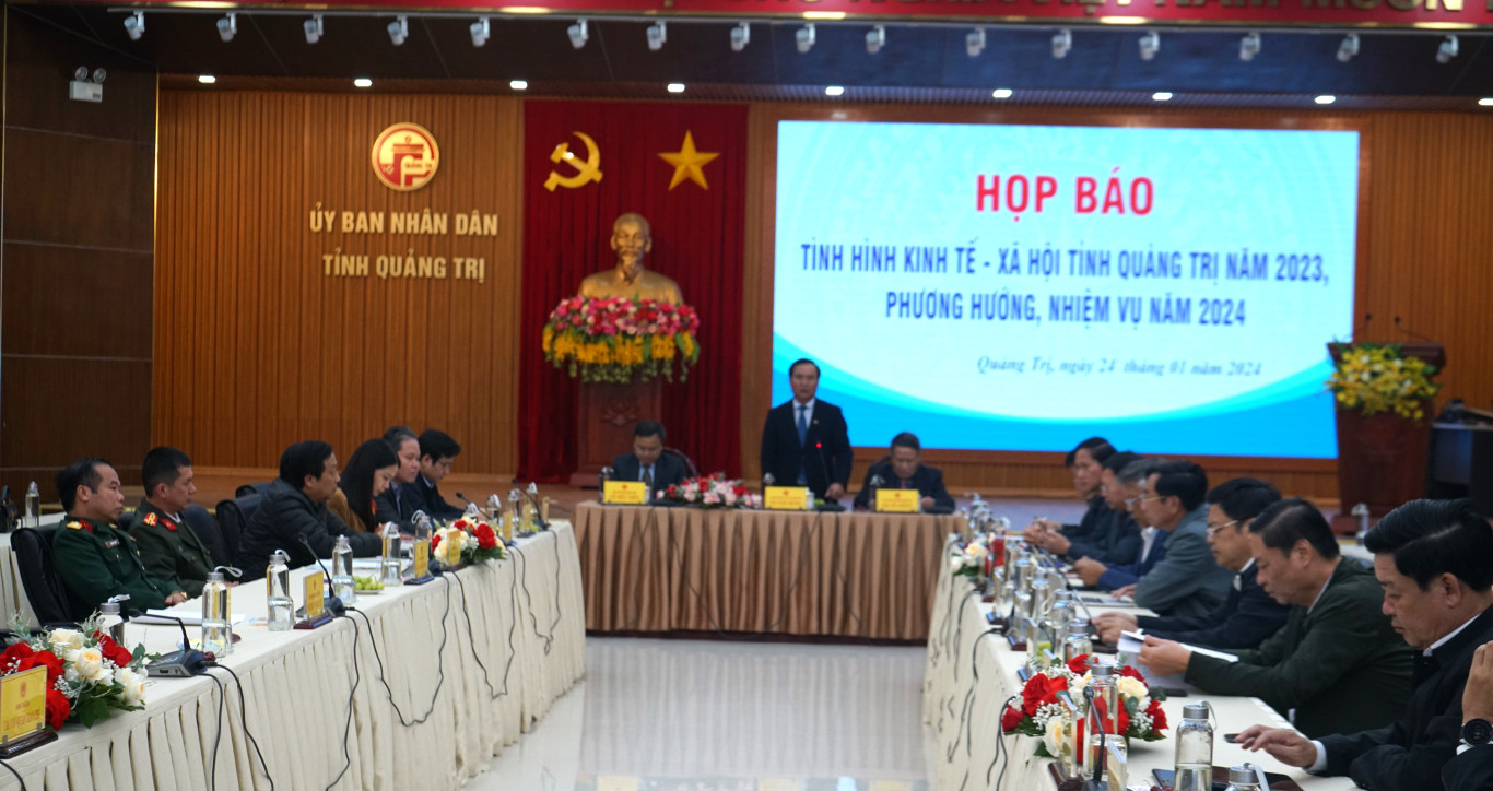 Ph&oacute; B&iacute; thư Tỉnh ủy - Chủ tịch UBND tỉnh V&otilde; Văn Hưng ph&aacute;t biểu tại buổi họp b&aacute;o - Ảnh: L.T